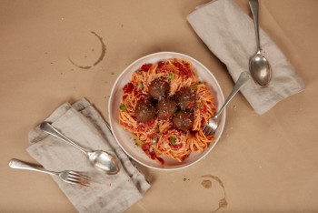 Spaghetti bolognes with chicken meatballs